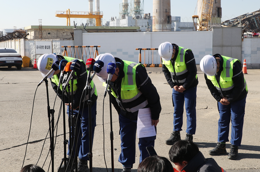 석철기(왼쪽 두 번째) 대표이사를 비롯한 코리아카코 임직원들이 15일 한국동서발전 울산화력발전소 후문 앞에서 보일러 타워 붕괴사고와 관련해 사과하고 있다. (사진=뉴스1)
