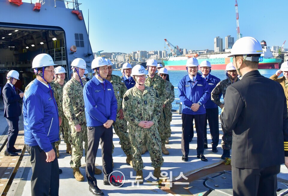 HD현대 정기선 회장이 15일 HD현대중공업 울산 조선소에서 대릴 커들 미 해군참모총장과 야드를 둘러보며 건조 중인 함정에 대해 소개하고 있다. (사진제공=HD현대)