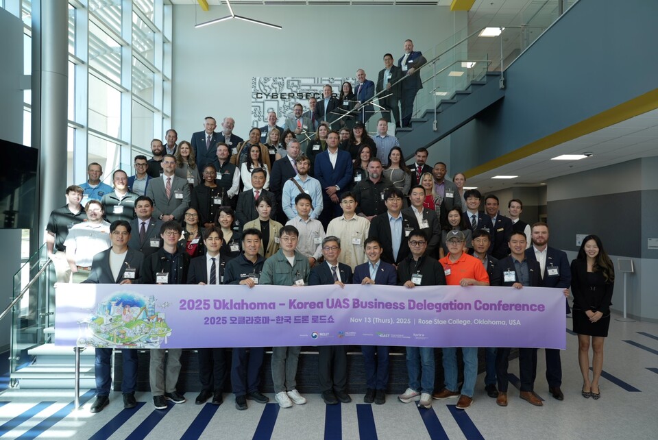 '한-미 오클라호마 드론 로드쇼' 참가자들이 기념촬영을 하고 있다. (사진제공=코트라)