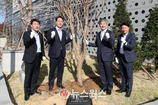 배정수(왼쪽부터) 화성특례시의회 의장, 정명근 화성시장, 이영석 ASM코리아 대표가 기념 식수를 하고 기념촬영을 하고 있다. (사진제공=화성시)