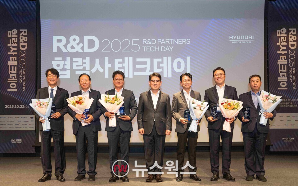 양희원 현대차·기아 R&D 본부장(사장)이 22일 경기 화성시 롤링힐스 호텔에서 열린 '2025 R&D 협력사 테크 데이'에서 수상자들과 기념촬영 하고 있다. (사진제공=현대차·기아)