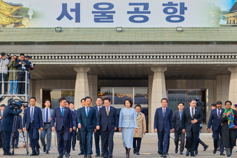 이재명 대통령과 김혜경 여사가 17일 오전 주요 20개국(G20) 정상회의 참석을 계기로 아프리카와 중동 등 4개국 순방을 위해 경기 성남 서울공항에서 공군1호기로 이동하고 있다. (사진제공=대통령실)