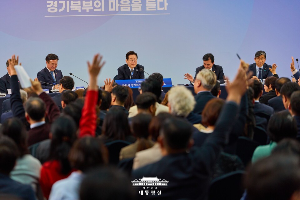 이재명 대통령이 14일 경기 파주시 라이브러리스테이 지지향에서 열린 '경기 북부의 마음을 듣다' 타운홀 미팅을 주재하고 있다. (출처=대통령실 홈페이지)