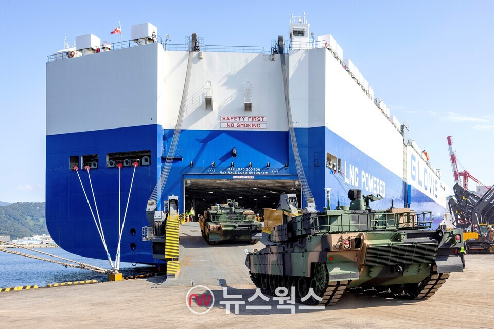 지난 9월 국내항에서 현대글로비스 자동차운반선에 폴란드 수출되는 K2 전차가 선적되고 있다. (사진제공=현대글로비스)