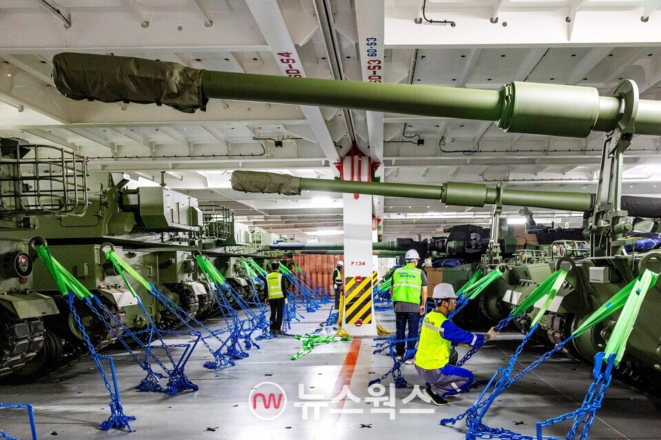 현대글로비스 자동차운반선 내 화물 데크(적재 공간)에 K9 자주포들이 선적돼 있다. (사진제공=현대글로비스)