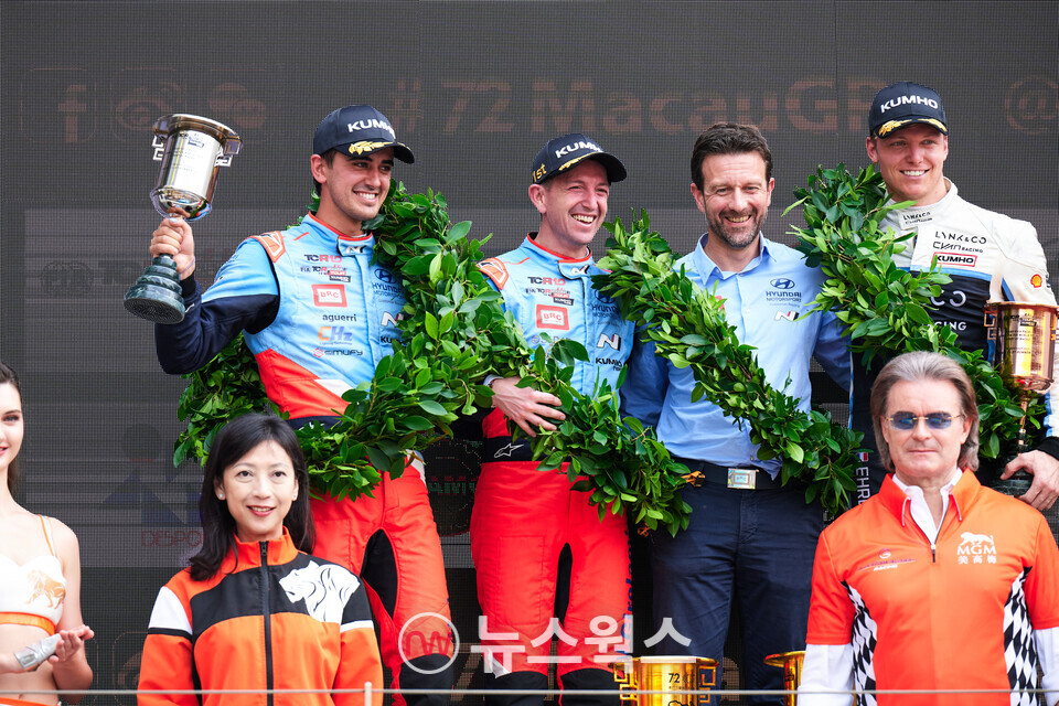 BRC 현대 N 스쿼드라 코르세팀 소속 네스토르 지로라미 선수와 미켈 아즈코나 선수가 지난 13~16일 열린 '2025 TCR 월드투어' 마카오 대회에서 우승·준우승을 차지하고 포디움에서 기뻐하고 있다. (사진제공=현대차)