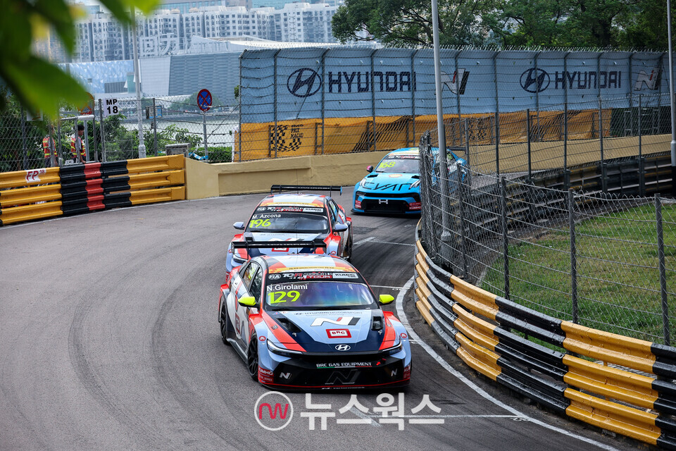 지난 13~16일 열린 '2025 TCR 월드투어' 마카오 대회에서 현대자동차 '더 뉴 엘란트라 N TCR(국내명 더 뉴 아반떼 N TCR)'이 주행하고 있다. (사진제공=현대차)