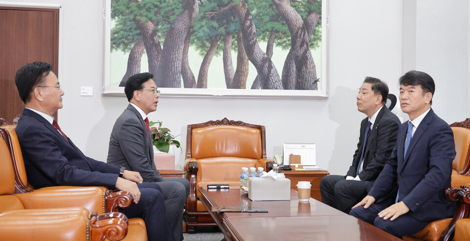 김병기 더불어민주당 원내대표와 송언석 국민의힘 원내대표가 11일 서울 여의도 국회에서 원내대표 회동을 하고 있다. 왼쪽부터 유상범 국민의힘 원내수석, 송 원내대표, 김 원내대표, 문진석 더불어민주당 원내수석. (사진=뉴스1)