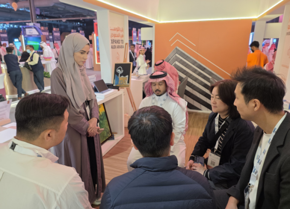 느무헙 모하메드(가운데) 대표와 박해정 씨씨벤처스 대표가 행사에 참가한 기업을 대상으로 컨설팅을 하고 있다. (사진제공=씨씨벤처스)