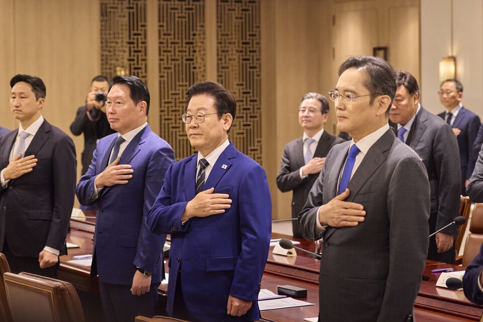 이재명 대통령과 이재용 삼성전자 회장, 최태원 SK그룹 회장 등이 지난 16일 서울 용산 대통령실 청사에서 열린 한미 관세협상 후속 민관 합동회의에서 국민의례를 하고 있다. (사진제공=대통령실)