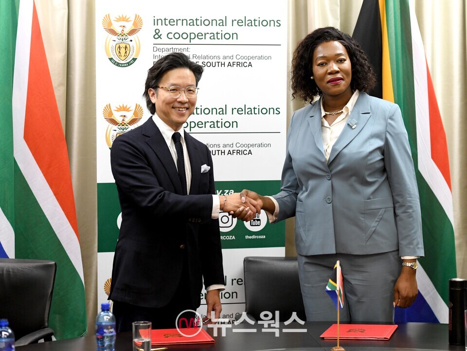 지난 9월 5일 남아프리카공화국 프리토리아 소재 남아공 외교부 청사에서 김일범(왼쪽) 현대차 GPO 부사장, 안나 탄디 모라카 남아공 외교부 차관이 2025년 G20 요하네스버그 정상회의 공식 차량 지원에 관한 업무협약을 체결한 직후 기념 촬영을 하고 있다. (사진제공=현대차)