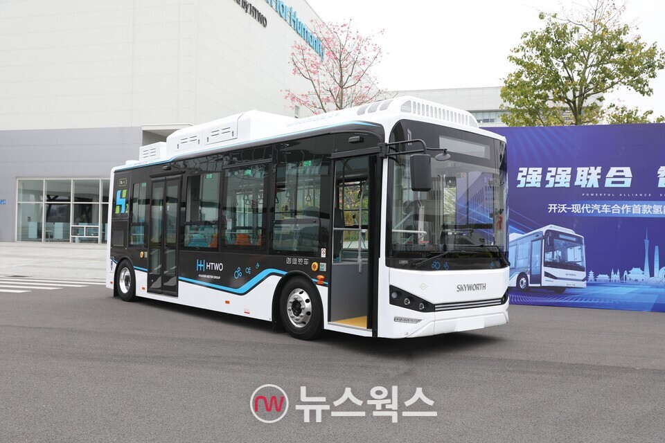 HTWO 광저우와 카이워그룹이 공동 개발한 8.5m 수소연료전지버스. (사진제공=현대차그룹)