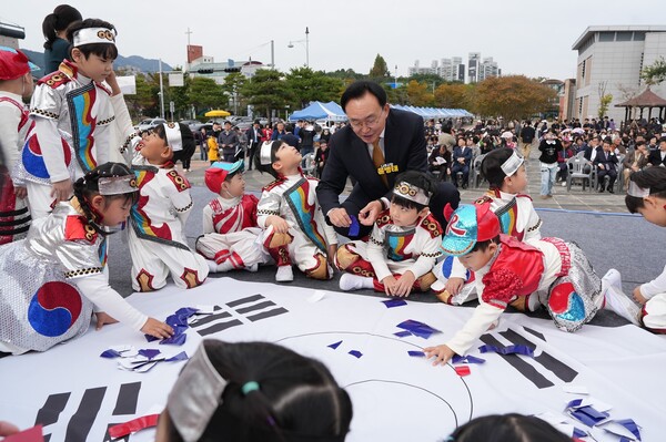 윤병태 나주시장이 지난달 30일 나주학생독립운동의 정신을 되새기는 '제4회 나주시 태극기 거리 축제'에 참가해 어린이들과 함께 태극기 만들기 체험을 하고 있다. (사진제공=나주시)