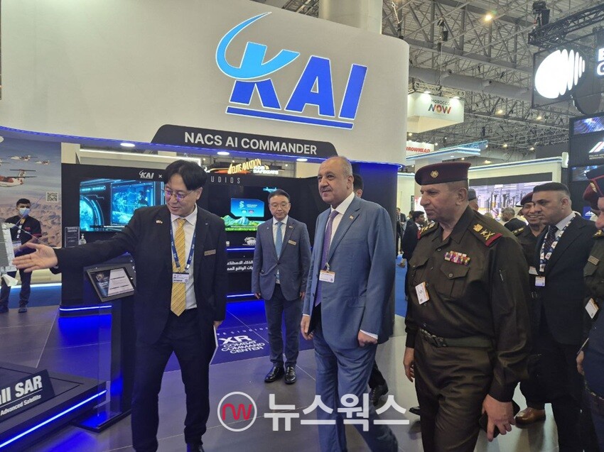 KAI 관계자들이 17일(현지시간) UAE에서 열리는 중동 최대 전시회 ‘UAE 두바이 에어쇼’에서 현지 군 관계자들에게 자사 라인업을 설명하고 있다. (사진제공=한국항공우주산업)