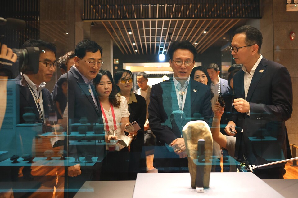 APEC 정상회의 점검을 위해 지난 7월 국립경주박물관을 찾은 김민석 (오른쪽 두 번째) 국무총리가 주낙영(왼쪽 두 번째) 경주시장과 전시실을 둘러보고 있다. (사진제공=경주시)