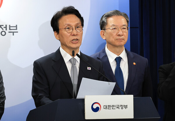 김민석(가운데) 국무총리와 정성호 법무부 장관이 18일 정부서울청사에서 론스타 ISDS 취소 신청 결과 관련 긴급 브리핑을 하고 있다. (사진=뉴스1)