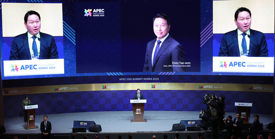 최태원 대한상의 회장이 아시아태평양경제협력체(APEC) CEO 서밋에서 개회사를 하고 있다. (사진제공=대한상의)