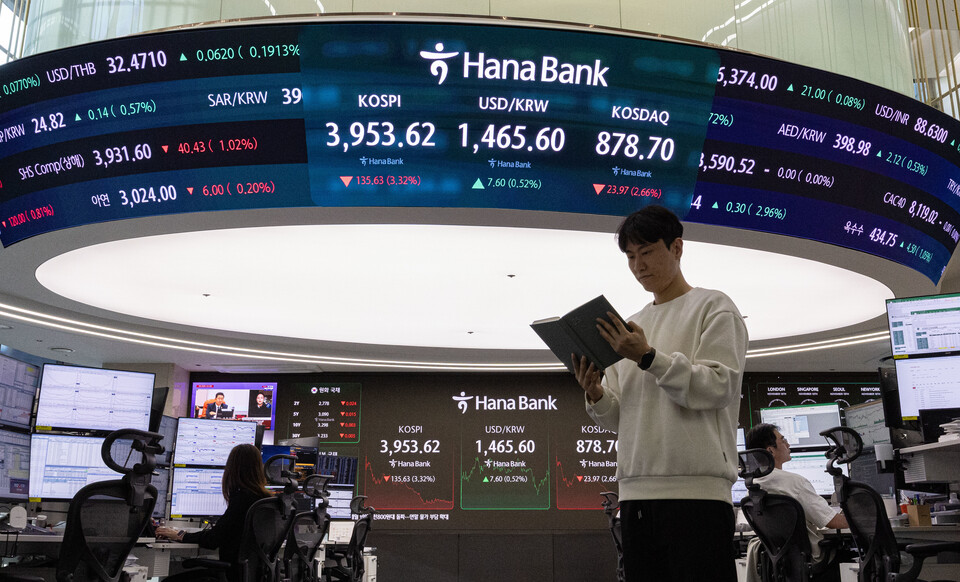 18일 오후 서울 중구 하나은행 본점 딜링룸 전광판에 증시 종가가 표시되고 있다. (사진=뉴스1)