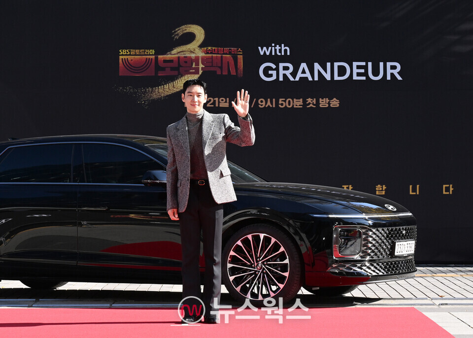 지난 18일 SBS 목동 사옥에서 열린 모범택시3 제작발표회에 그랜저를 타고 등장한 배우 이제훈. (사진제공=현대차)