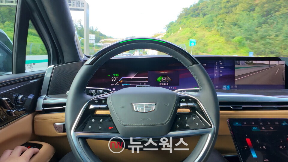 슈퍼크루즈 핸즈프리 주행 상태에서 자동 차선 변경 기능이 작동하고 있다. (사진제공=한국지엠)
