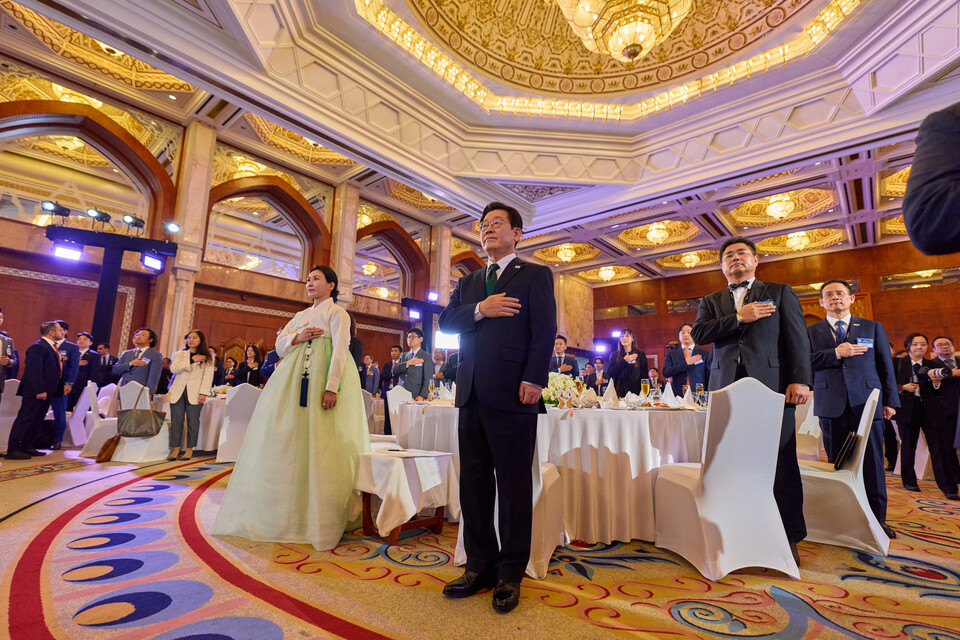 아랍에미리트(UAE)를 국빈 방문 중인 이재명 대통령이 지난 17일(현지시간) 저녁 아부다비 한 호텔에서 열린 동포 한국 기업인 만찬 간담회에서 국기에 대한 경례를 하고 있다. (사진제공=대통령실)