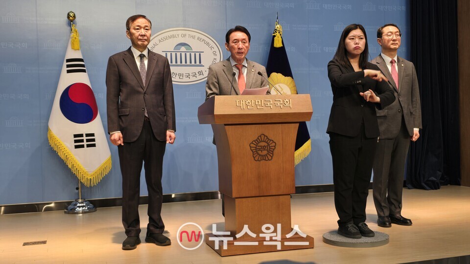 김석기(연단 뒤) 국회 외교통일위원장을 비롯한 국민의힘 소속 외통위 위원들이 19일 국회소통관에서 기자회견을 열고 있다. (사진=원성훈 기자)