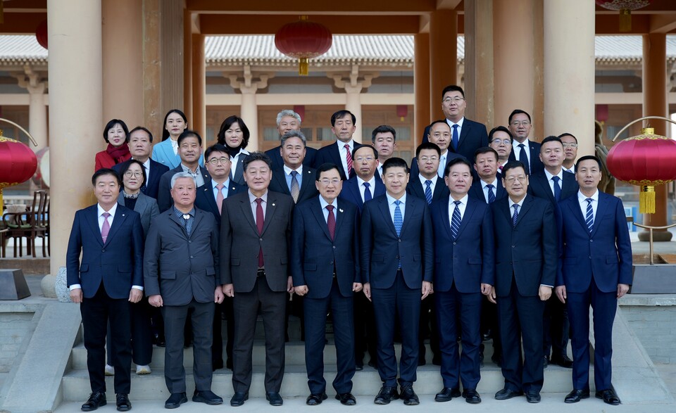 중국 둔황시를 방문한 주낙영(앞줄 왼쪽 네 번째) 경주시장과 경주시 대표단이 18일 둔황시청 앞에서 둔황시 주요 인사들과 기념촬영을 하고 있다. (사진제공=경주시)