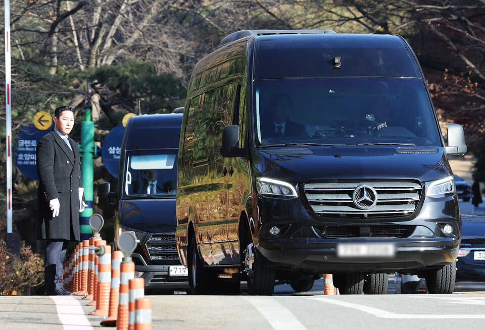 호암 이병철 삼성 창업회장 38주기 추도식이 열린 19일 경기 용인시 처인구 호암미술관 인근 선영에서 차량이 나오고 있다. (사진=뉴스1)