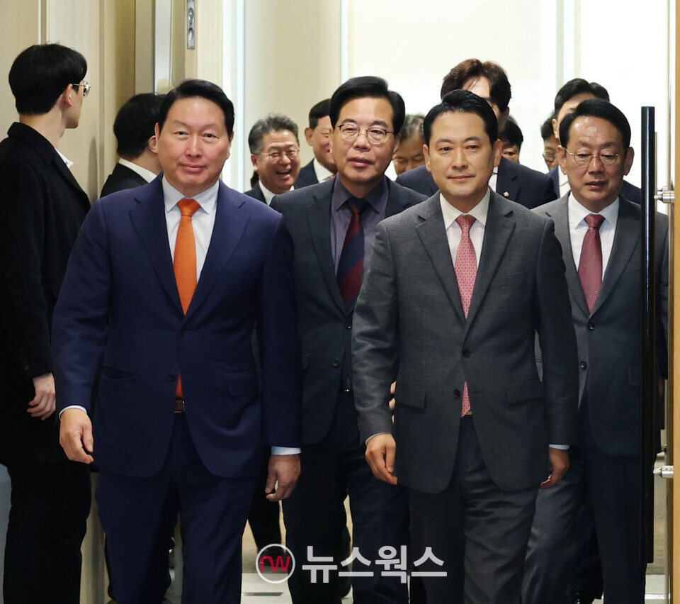 ​​최태원(왼쪽) 대한상의 회장과 장동혁 국민의힘 대표가 간담회장으로 이동하고 있다. (사진제공=대한상의)