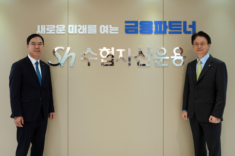 신학기(왼쪽)Sh수협은행장이 김현욱 Sh수협자산운용 대표와 변경된 사명 앞에서 기념 촬영을 하고 있다. (사진제공=Sh수협은행)