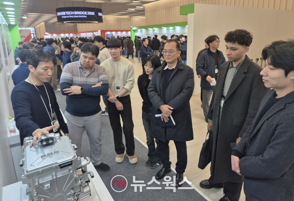 현대모비스 '테크 브릿지 2025'에서 관람객들이 전동화·모듈 신기술을 관람하고 있다. (사진제공=현대모비스)