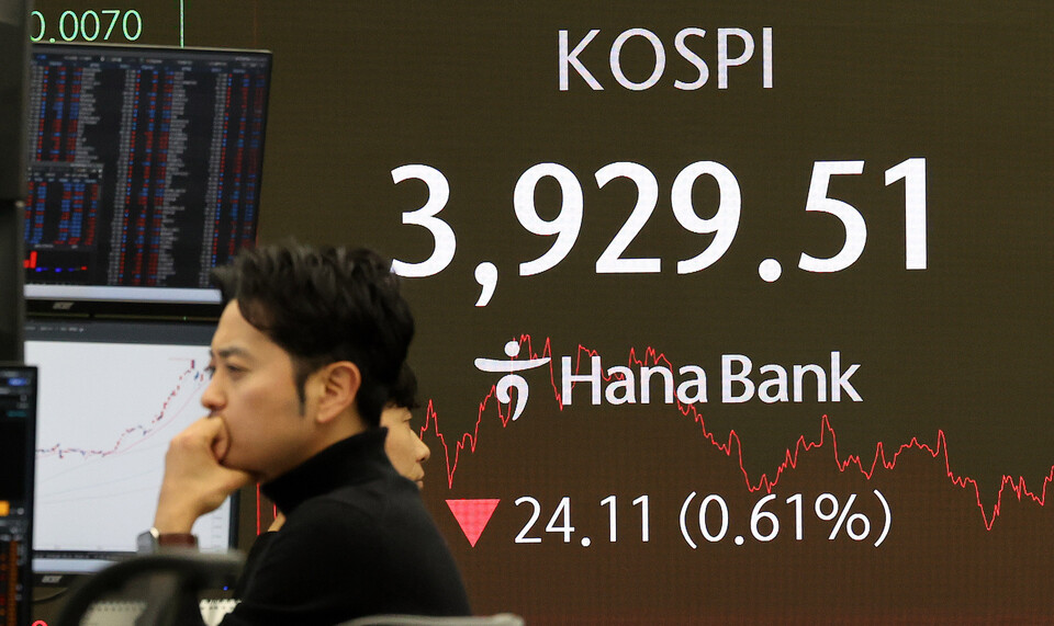 19일 오후 서울 중구 하나은행 본점 딜링룸 전광판에 코스피가 전일 종가와 비교해 24.11포인트(-0.61%) 하락한 3929.51을 나타내고 있다. (사진=뉴스1)