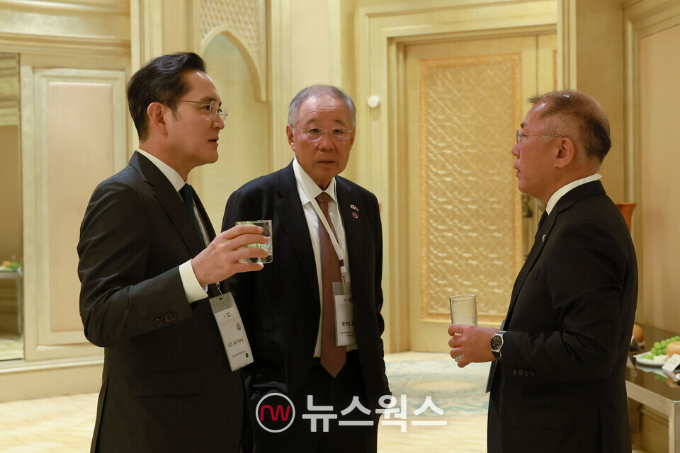 이재용(왼쪽부터) 삼성전자 회장, 류진 한경협 회장, 정의선 현대차 그룹 회장이 아부다비 에미레이트 팰리스 호텔에서 열린 '한-UAE 비즈니스 라운드테이블'에 참석해 환담을 나누고 있다. (사진제공=한경협)
