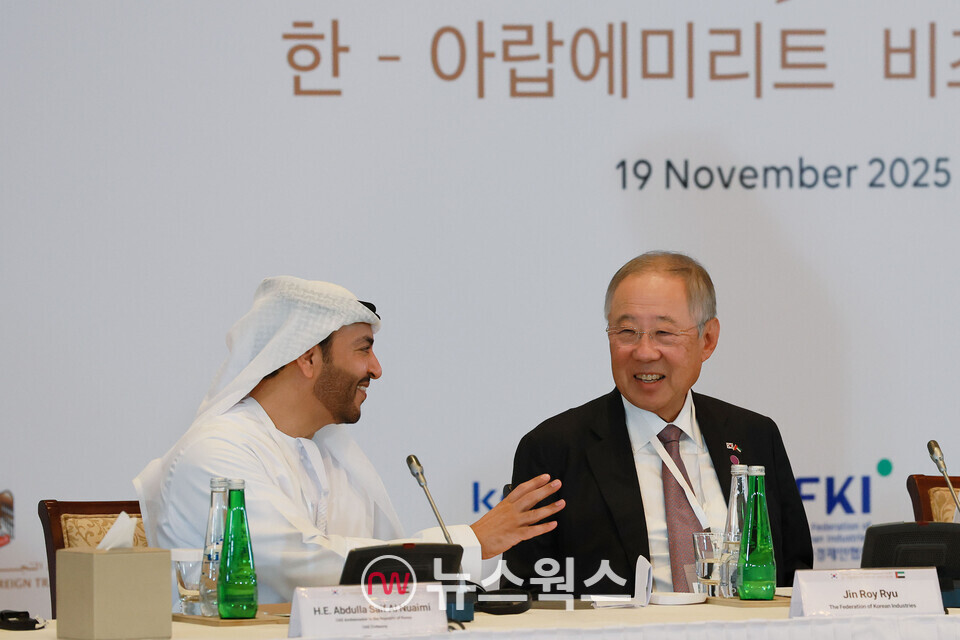 류진(오른쪽) 한경협 회장과 압둘라 사이프 알 누아이미 주한UAE 대사가 아부다비 에미레이트 팰리스 호텔에서 열린 '한-UAE 비즈니스 라운드테이블'에 참석해 환담을 나누고 있다. (사진제공=한경협)
