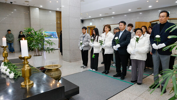 중앙아시아 거주 독립운동가 후손 청소년 20여 명이 19일 광주학생독립운동기념관을 참배하고 있다. (사진제공=광주시교육청)