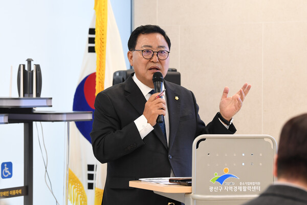 18일 광산구지역경제활력센터에서 김명수 광산구의회 의장이 '광산구 지역현안 해결을 위한 의회의 역할'을 주제로 강연을 진행하고 있다. (사진제공 = 광산구의회)
