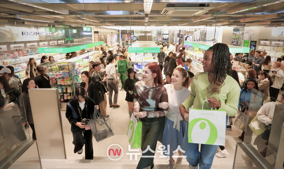 외국인 고객들이 CJ올리브영 명동타운 매장에서 K-뷰티 쇼핑을 즐기고 있다. (사진제공=CJ올리브영)