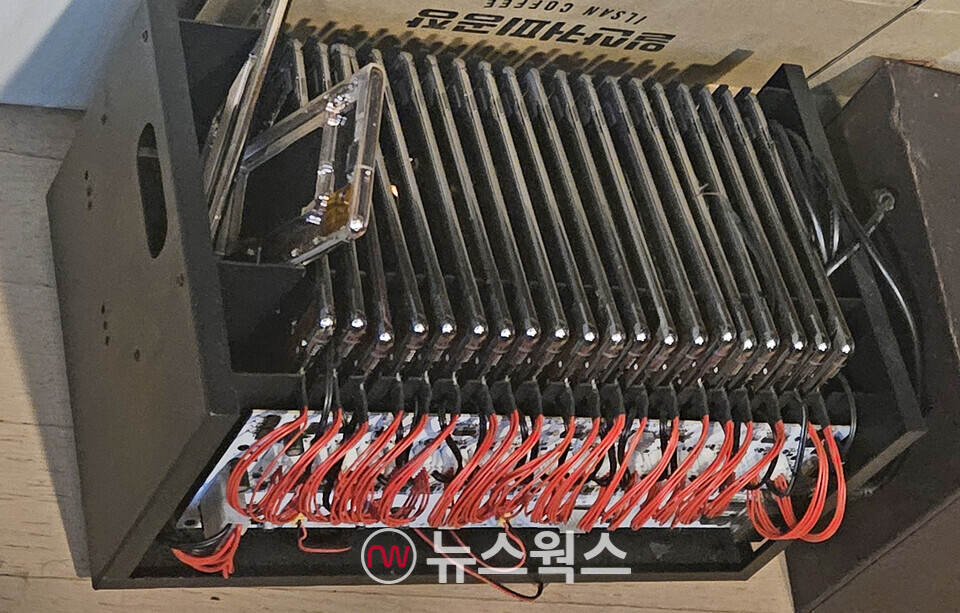 다수의 스마트폰을 원격 제어해 보이스피싱 등 사기 범죄에 악용하는 사례가 늘고 있다. 사진은 수십대의 스마트폰을 원격 제어하는 장치. (사진제공=뉴스웍스 DB)