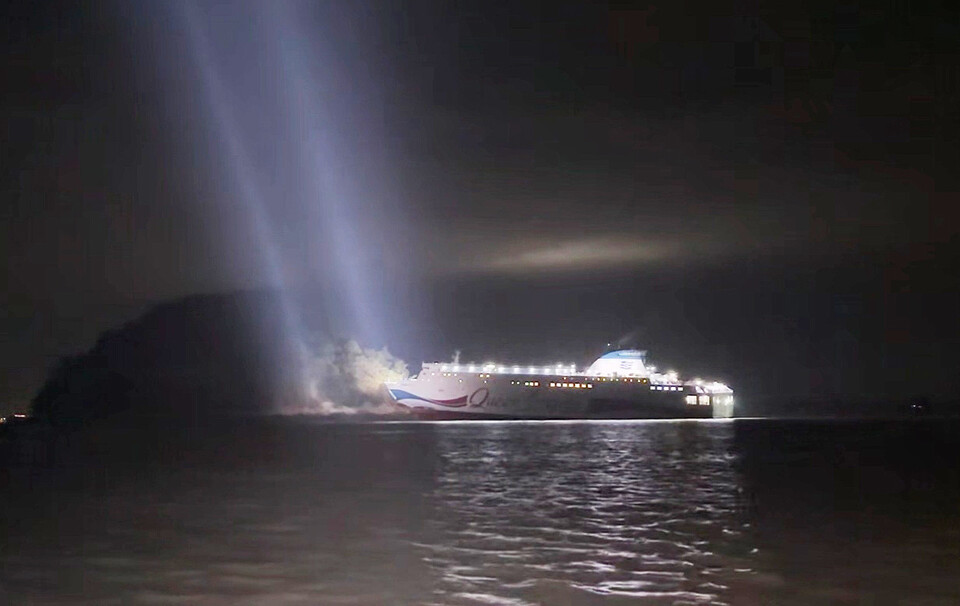 19일 오후 8시 16분쯤 전남 신안군 장산면 족도에 260여 명이 탑승한 여객선이 좌초돼 해경이 구조 작업을 벌이고 있다. (사진=뉴스1)