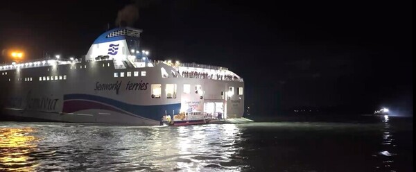 19일 오후 8시 17분쯤 전남 신안군 장산면 족도에 260여명이 탑승한 여객선이 좌초돼 해경이 구조 작업을 벌이고 있다. (사진=뉴스1)