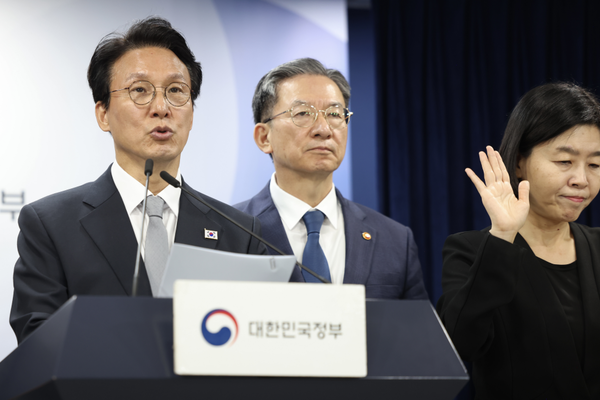 김민석 국무총리가 지난 18일 정부서울청사에서 '론스타 국제투자분쟁(ISDS) 취소 신청' 관련 긴급 브리핑을 하고 있다. (사진제공=국무조정실)