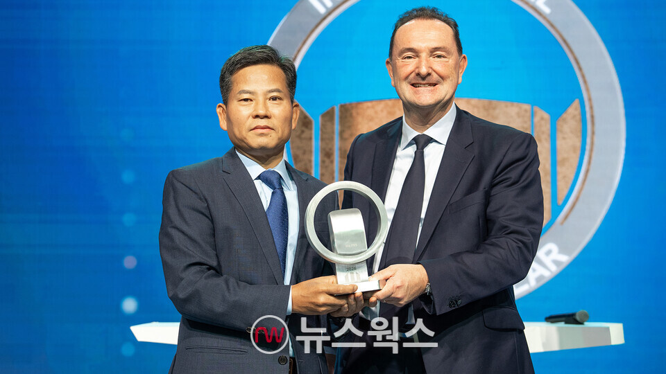 김상대(왼쪽) 기아 PBV비즈니스사업부 부사장, 마크 헤드리히 기아 유럽권역본부장이 기념 촬영하고 있다. (사진제공=기아)