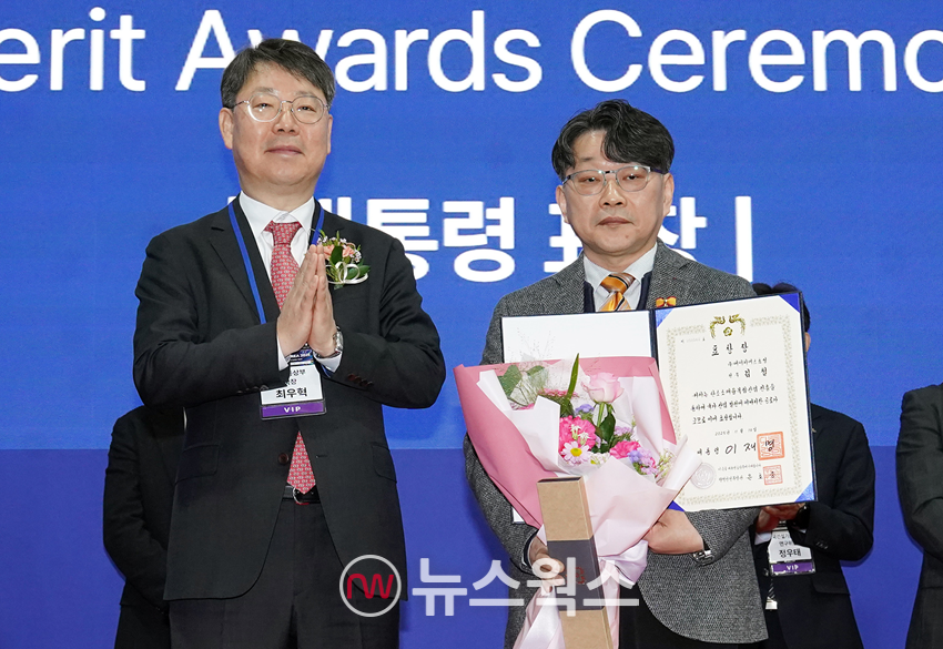 김철(왼쪽) HS효성종합기술원 전무와 최우혁 산업통상자원부 국장이 지난 19일 서울 양재 aT센터에서 열린 '카본 코리아 2025(CARBON KOREA 2025)' 대통령상 수상 기념촬영을 하고 있다. (사진제공=HS효성)