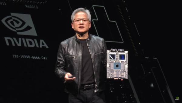젠슨 황 엔비디아 CEO가 블랙웰 기반의 AI 가속기를 소개하고 있다. (출처=엔비디아 홈페이지)