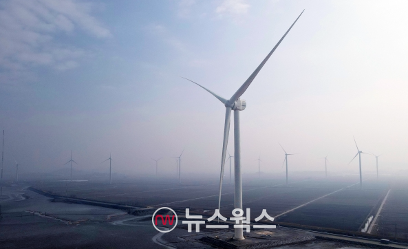 두산에너빌리티가 전라남도 영광군 백수읍 국가풍력실증센터에 설치한 8MW 해상풍력발전기. (사진제공=두산에너빌리티)