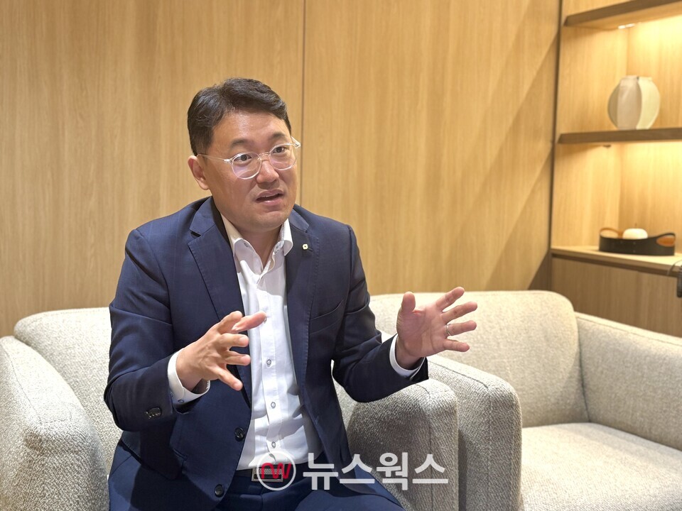 이영환 대신증권 강남금융2센터장이 뉴스웍스와 인터뷰를 진행하며 젠슨 황 CEO에게 사인을 받은 일화를 소개하고 있다. (사진제공=대신증권)
