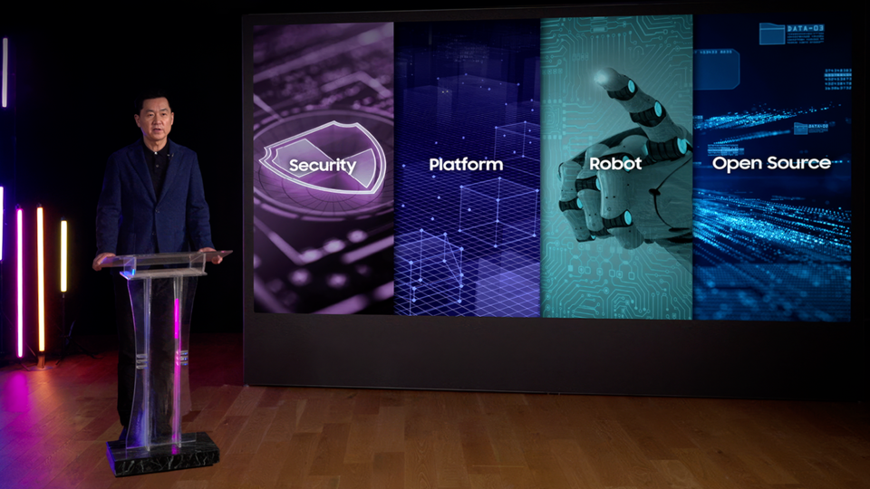 20일 진행된 '삼성 테크 콘퍼런스 2025'에서 전경훈 삼성전자 DX부문 최고기술책임자(CTO) 겸 삼성리서치장(사장)이 환영사를 하고 있다. (사진제공=삼성전자)