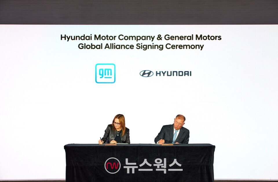 지난해 9월 메리 바라 GM 회장 겸 CEO와 정의선 현대차그룹 회장이 협약서에 서명을 하고 있다. (사진제공=현대차그룹)