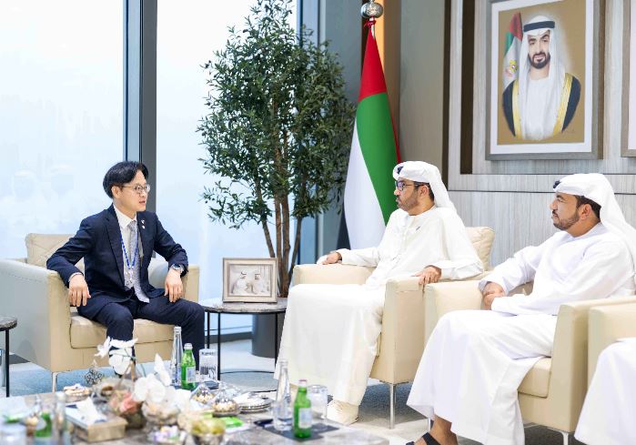 김정관 산업부 장관이 아랍에미리트(UAE) 현지에서 술탄 아흐마드 알 자베르 UAE 첨단산업기술부 장관 겸 아부다비석유공사(ADNOC) 사장과 면담을 하고 있다. (사진제공=산업부)