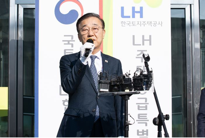 20일 '국토부·LH 합동주택공급 TF' 및 'LH주택공급특별추진본부' 현판식에서 김윤덕 국토부장관이 발언하고 있다. (사진제공=국토부)